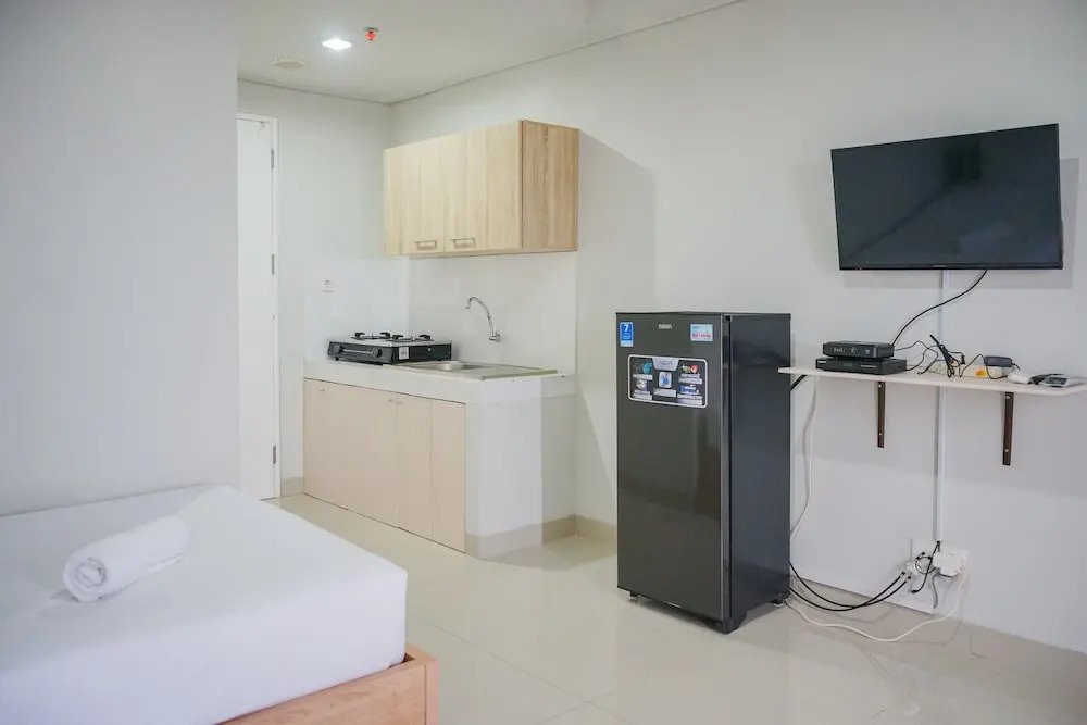 Minimalist Studio at Beverly 90210 Apartment