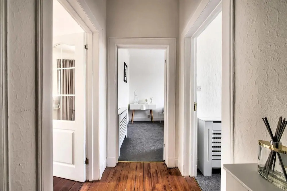 Modern 2BR Home on the Royal Mile!