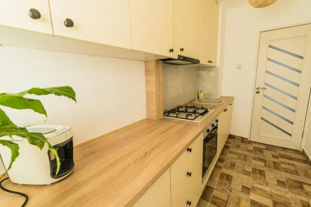 Tania Grand Apart