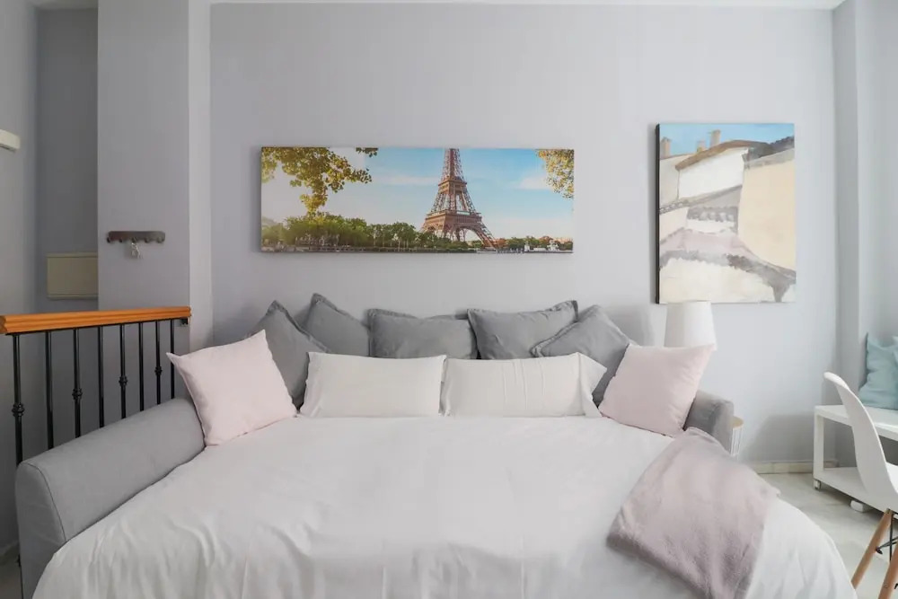 Bright And Quiet Apartment By Town