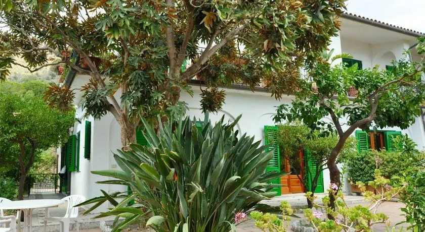 Seafront Apartments Garden House