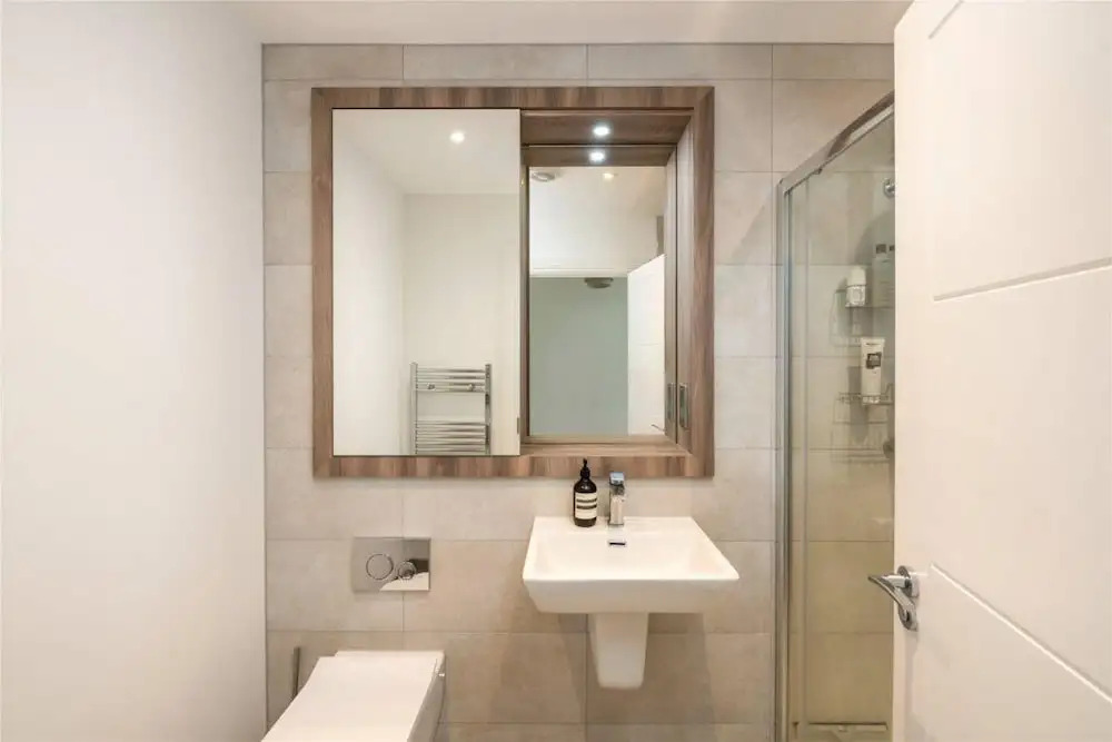 2 Bed 2 Bath Apt Close to Reigate Station - 2230