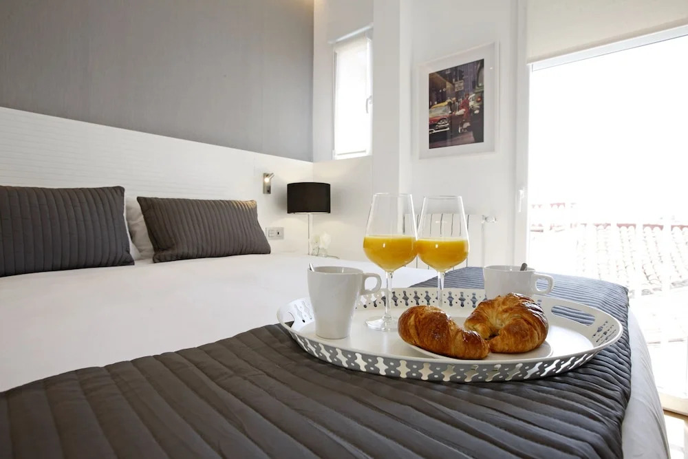 Santa Isabel Street, Private rooms