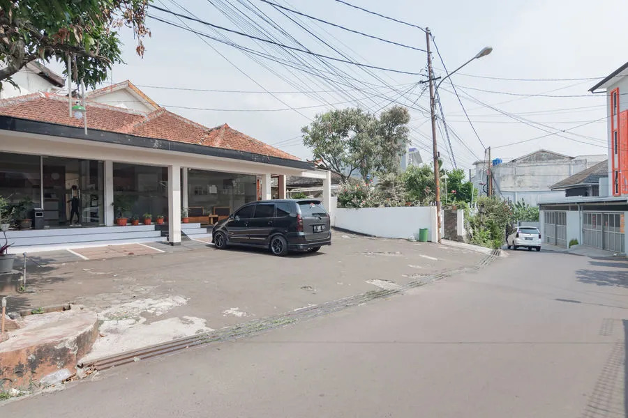 RedDoorz Syariah near BTC Fashion Mall