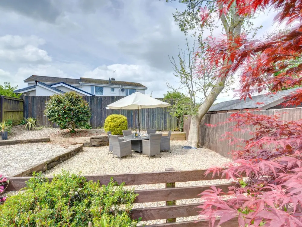 Detached Holiday Home With Beautiful Conservatory, Decorative Fireplace, and Charming Garden