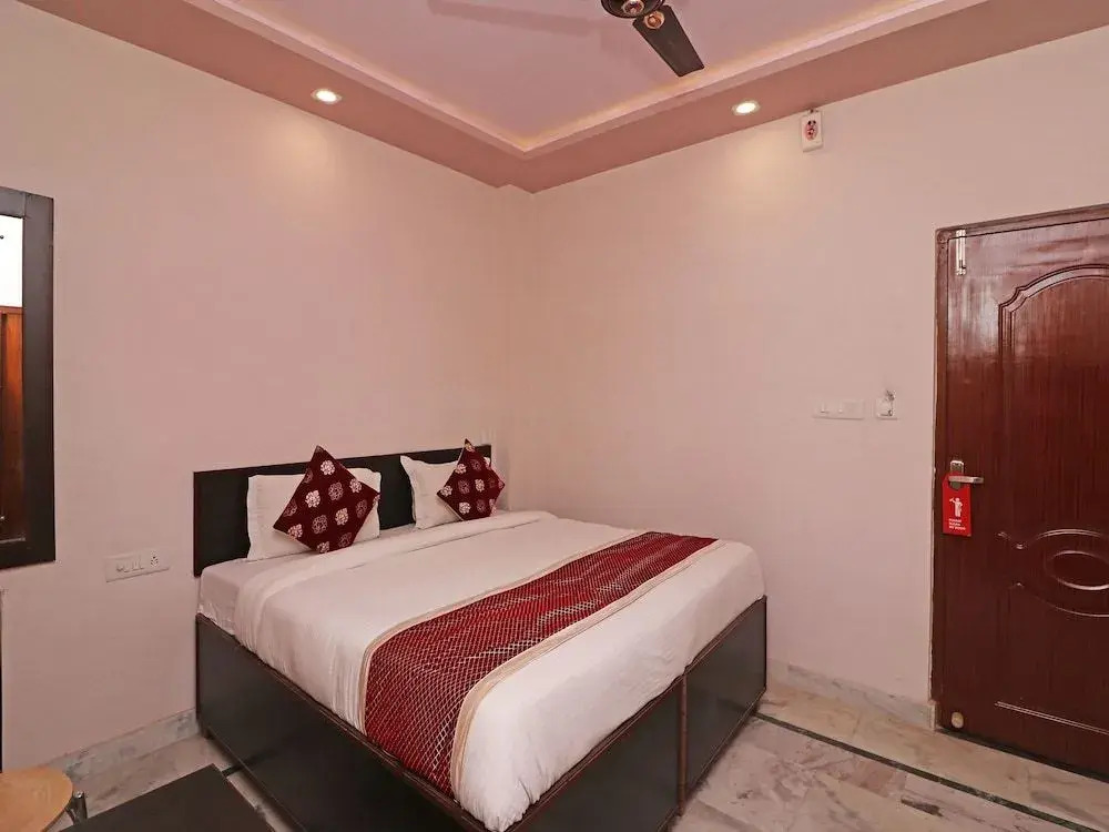 Oyo 13136 Hotel Taj Ansh 2