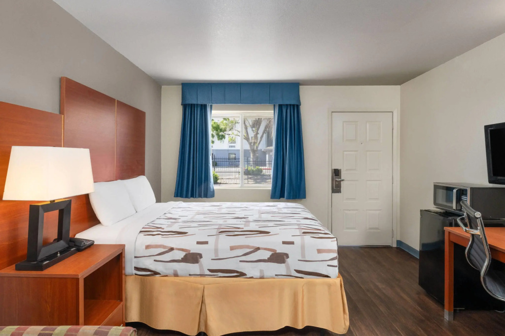 Travelodge by Wyndham Albuquerque West