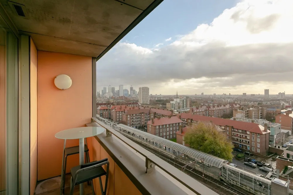 2 Bedroom Apartment in With Views in Shadwells