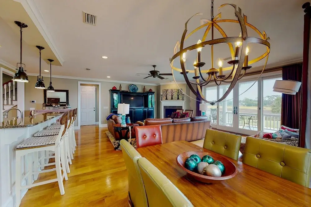 Fantastic Getaway With Private Pool, Deck, Game Room, AC & Fast Wifi