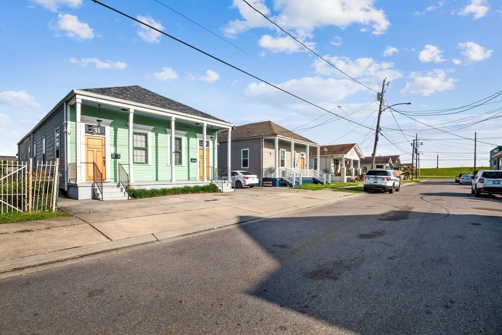 Historic Algiers Point 3 Minutes To Downtown 3 Bedroom Duplex by Redawning