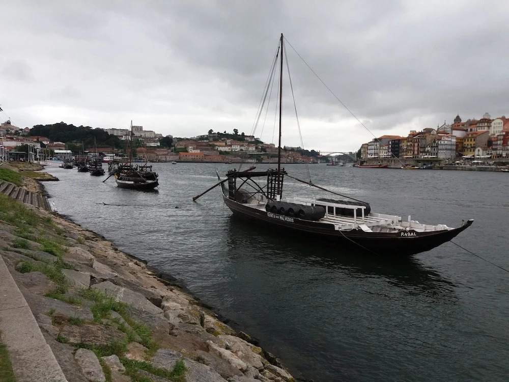Apartment With one Bedroom in Madalena, With Balcony and Wifi
