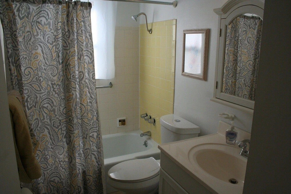Hibiscus Hacienda - 2 BR Cozy Beach House - Short Walk to the Beach