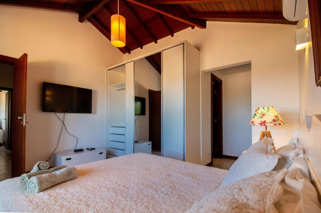 Casa com Cinco Suítes em Condomínio Seguro a 1min da Praia do Forno Por Luxury Rentals