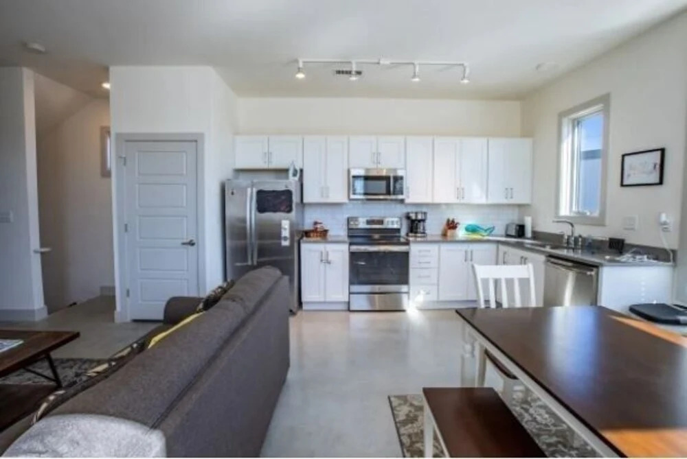 Bright Modern Mins From Downtown Nashville! 2 Bedroom Condo