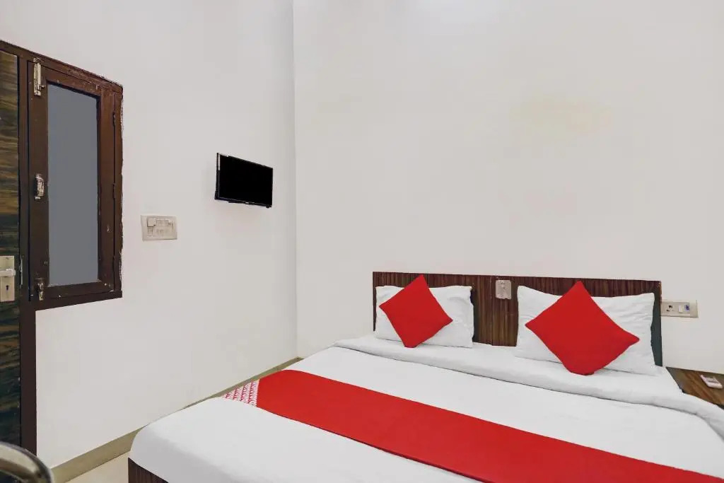 OYO Hotel Prince Near Haiderpur Metro Station