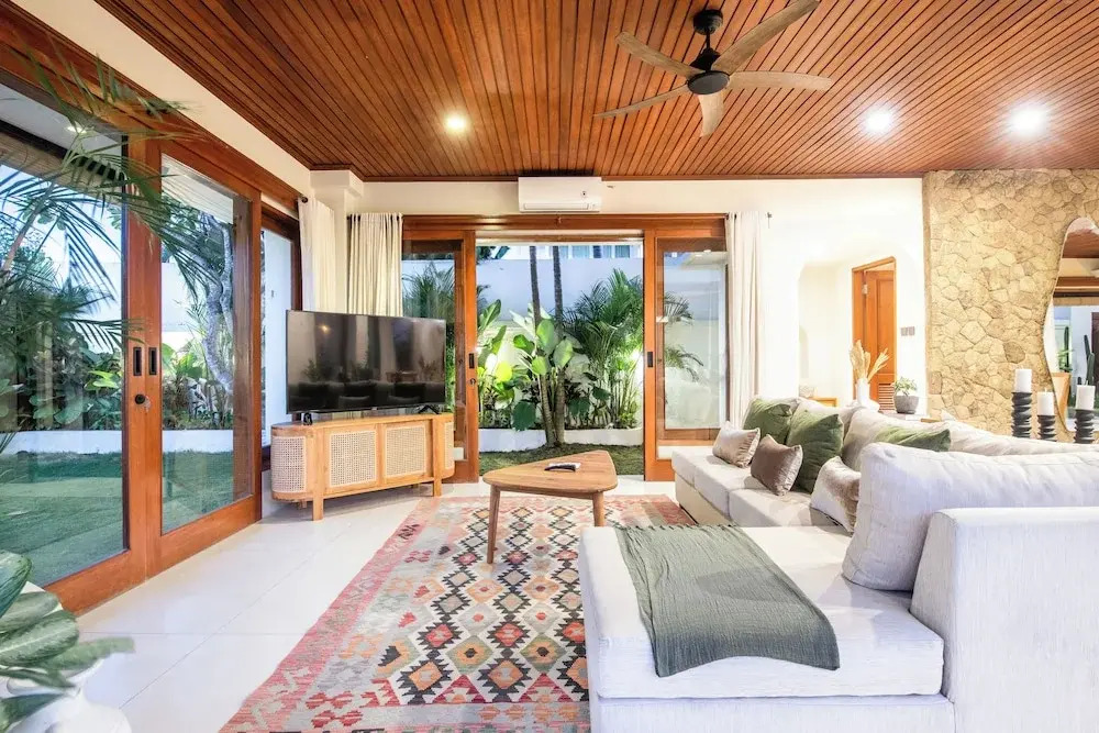 Spacious 4 BR Walking Distance to Finns Beach