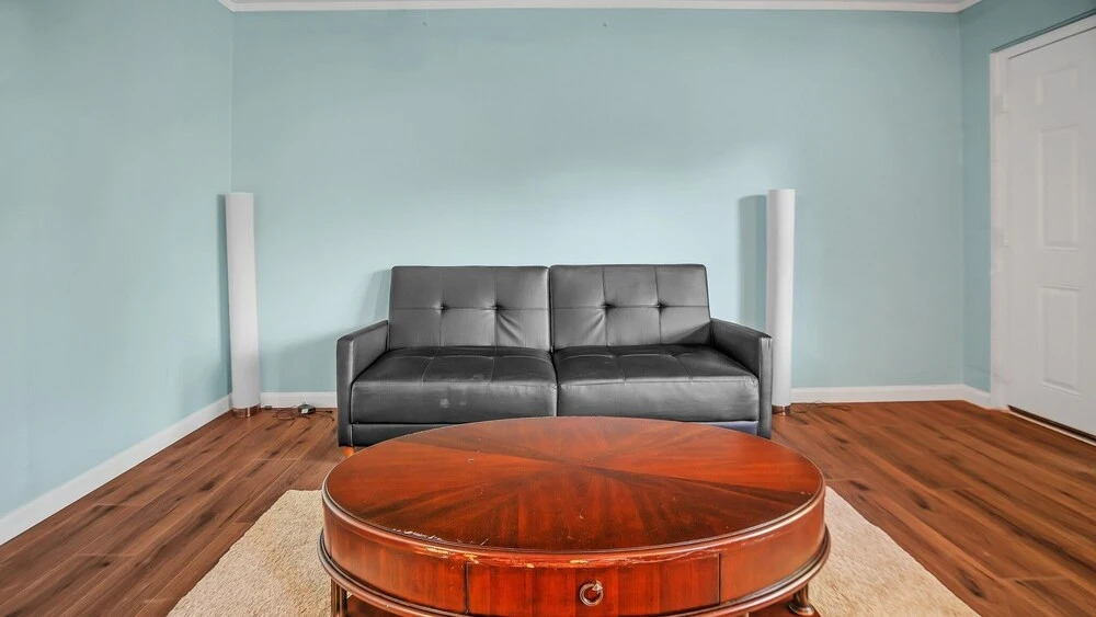 Newly Renovated Luxury Apartment Near Coffee Shops & More! 2 Bedroom Apts by Redawning