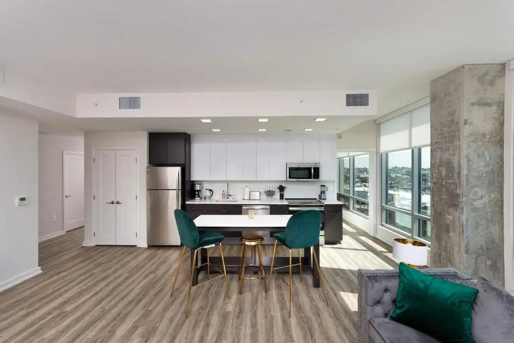 3BR Glass Suite With Gym & Pool By ENVITAE