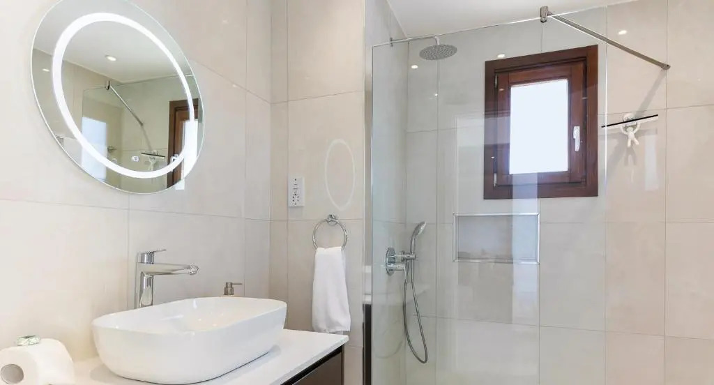 Modern apartment NZ11 large balconies with Sea and Mountain Views