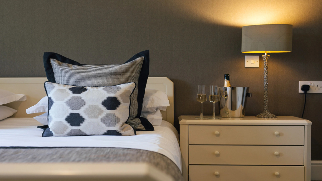 Oaktree Lodge - Luxury Cottage, Hot Tub, Sea Views