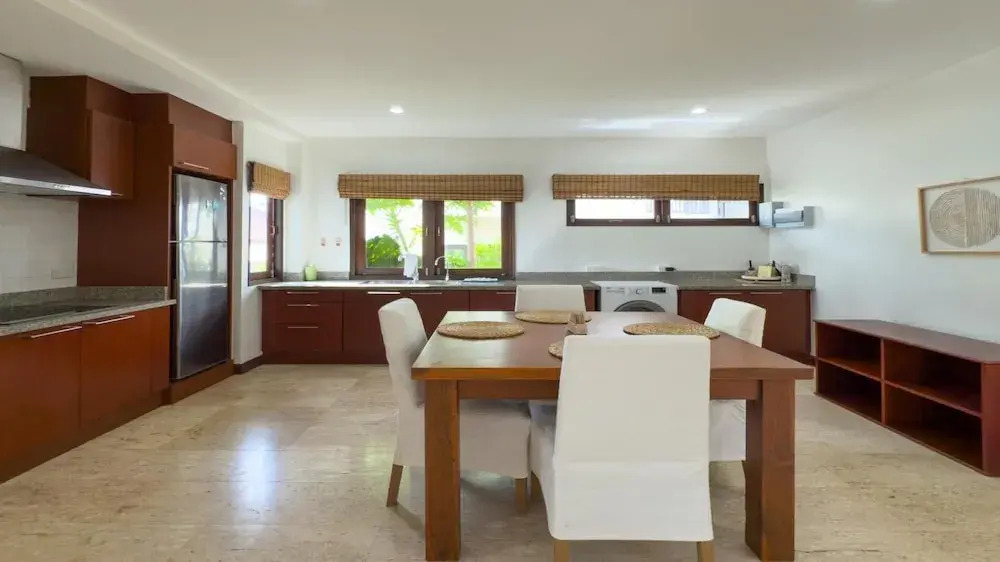 Tropical Poolside Villa - SGB4