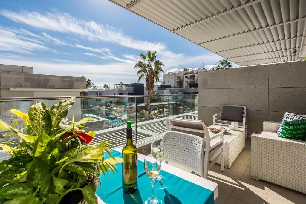Carmencita Studio B14 with pool & gym
