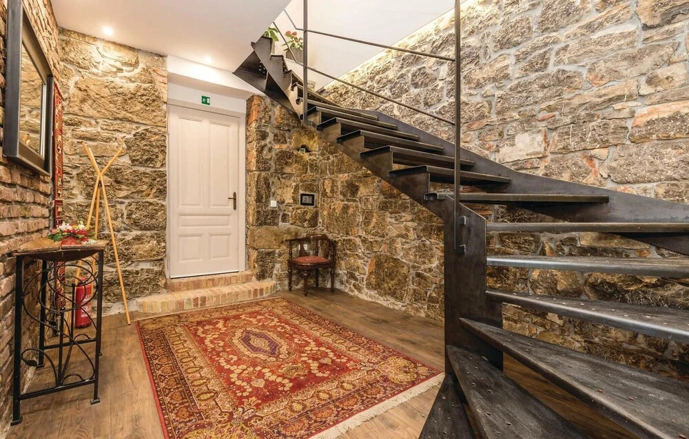 Amazing Home in Icici With Wifi and 5 Bedrooms