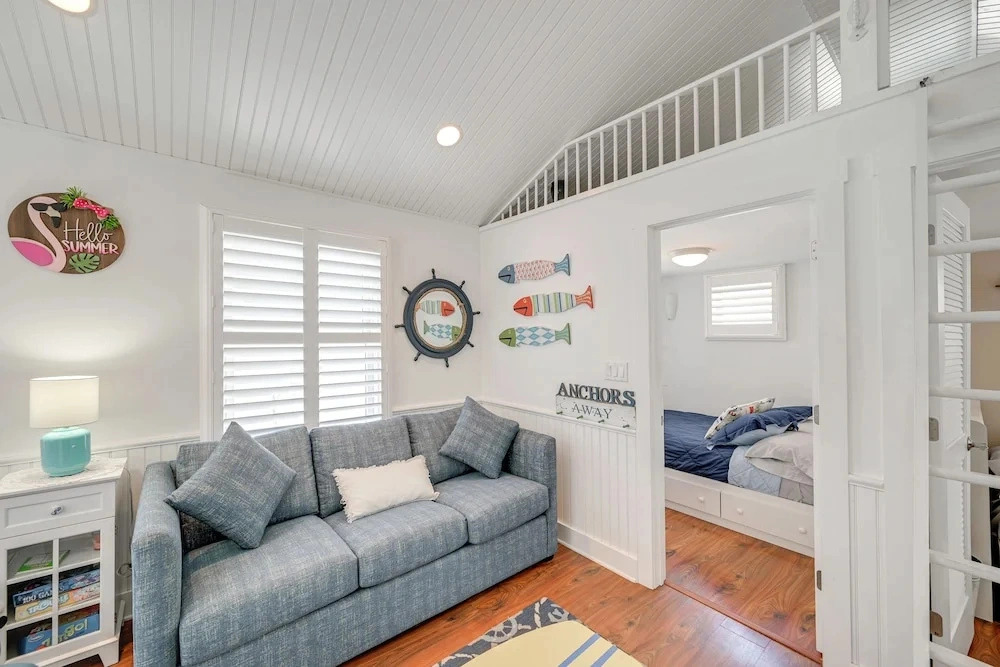 Walk to Bay Village, Beaches & More! Cozy Cottage