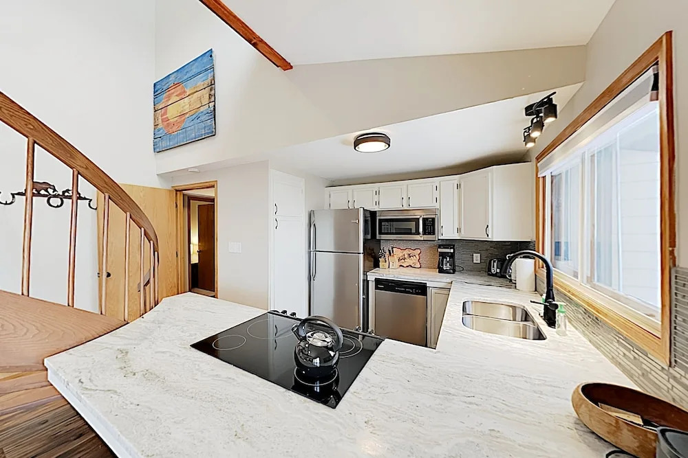 Top-floor W/ Deck & Expansive Mountain Views 3 Bedroom Condo