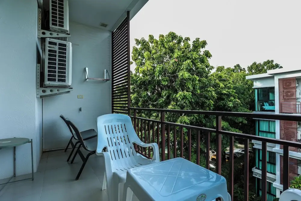 Chic Condo Just 100m from the Shore c130