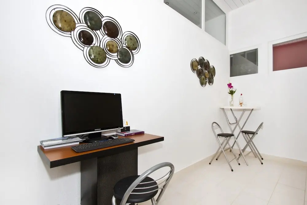 Luxury Apartment With Pool, Large Patio & sea View