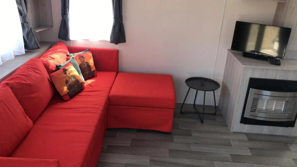 Luxe Chalet op camping Duindoorn, IJmuiden aan Zee, in de buurt van F1 circuit Zandvoort en Bloemendaal op loopafstand strand