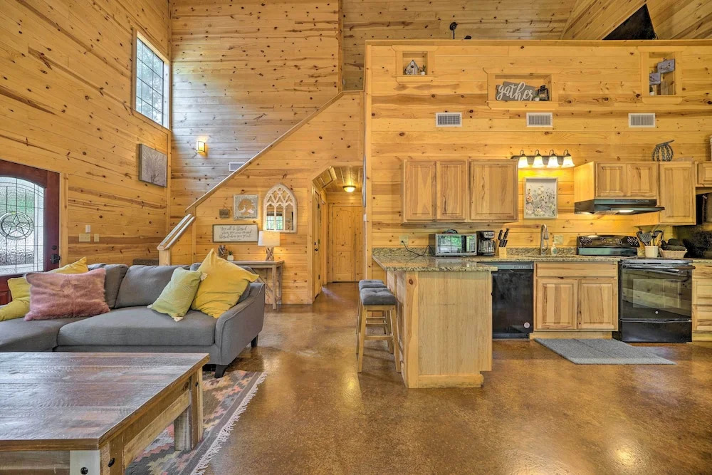 4 Mi to Beavers Bend: Cabin w/ Hot Tub & Games