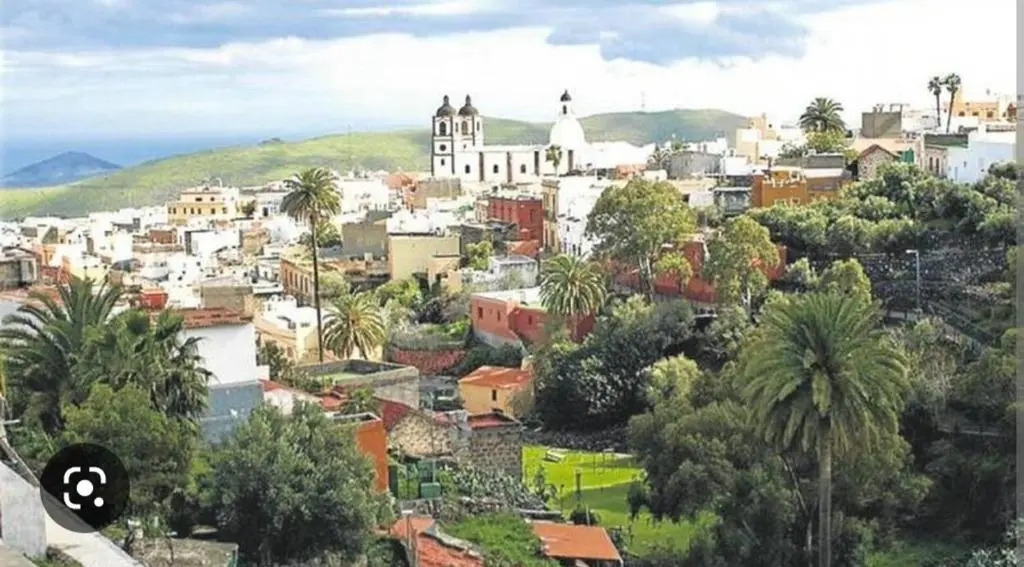 El Puente Holiday Home I- Airport 8,1K