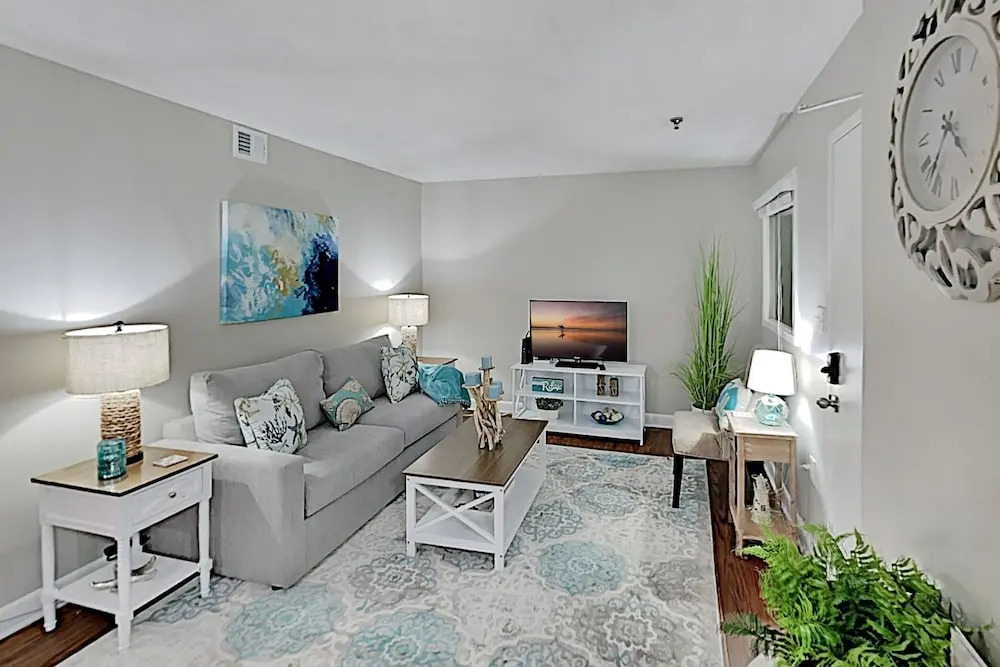 3211hhre 2 Bedroom Condo