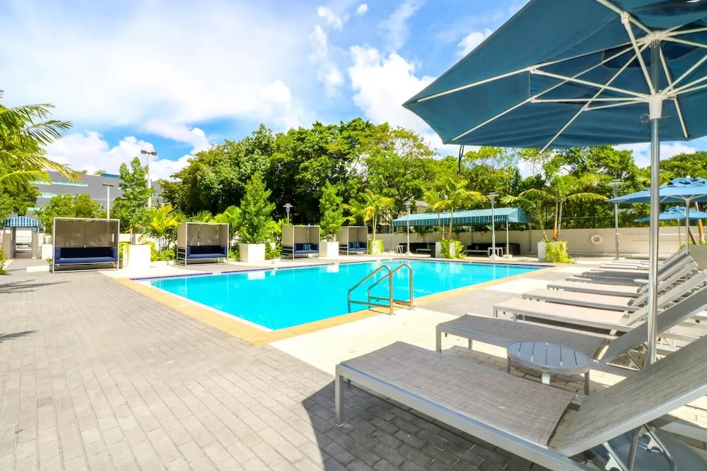 Bayshore Chic Apartment with Marina View
