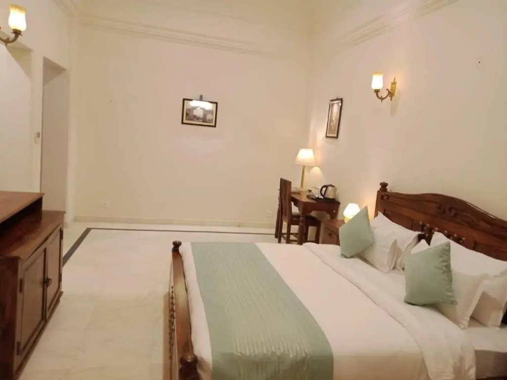 Hotel Raj Bagh Palace