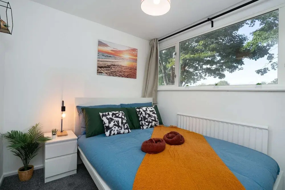 Spacious - 3 Bed - Free Parking