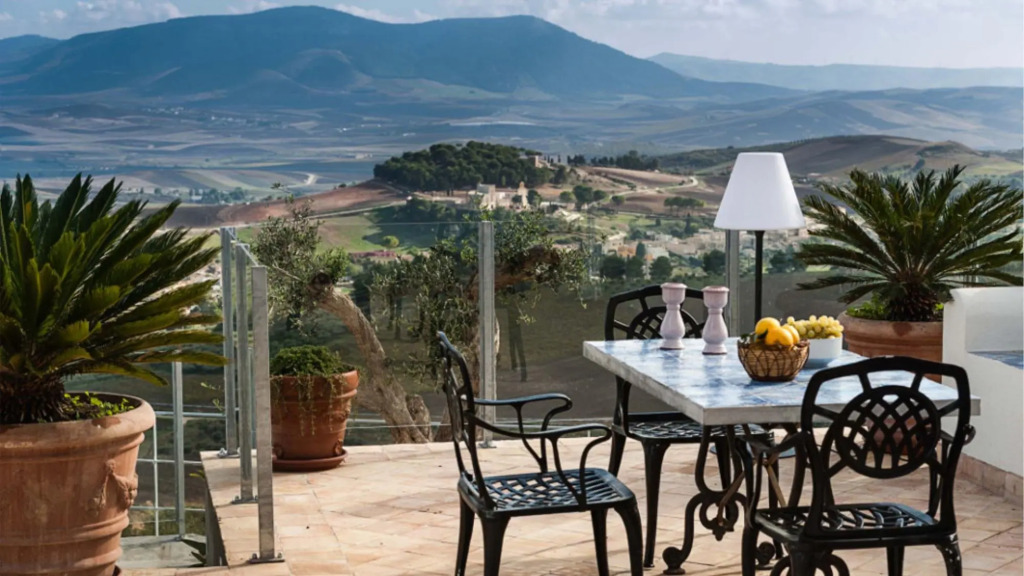 Exclusive villa with pool immersed in the Trapani countryside, at just 15 km from the seaside-VILLA EROICA