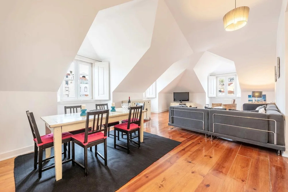 Rustic-style Apt Near Bairro Alto