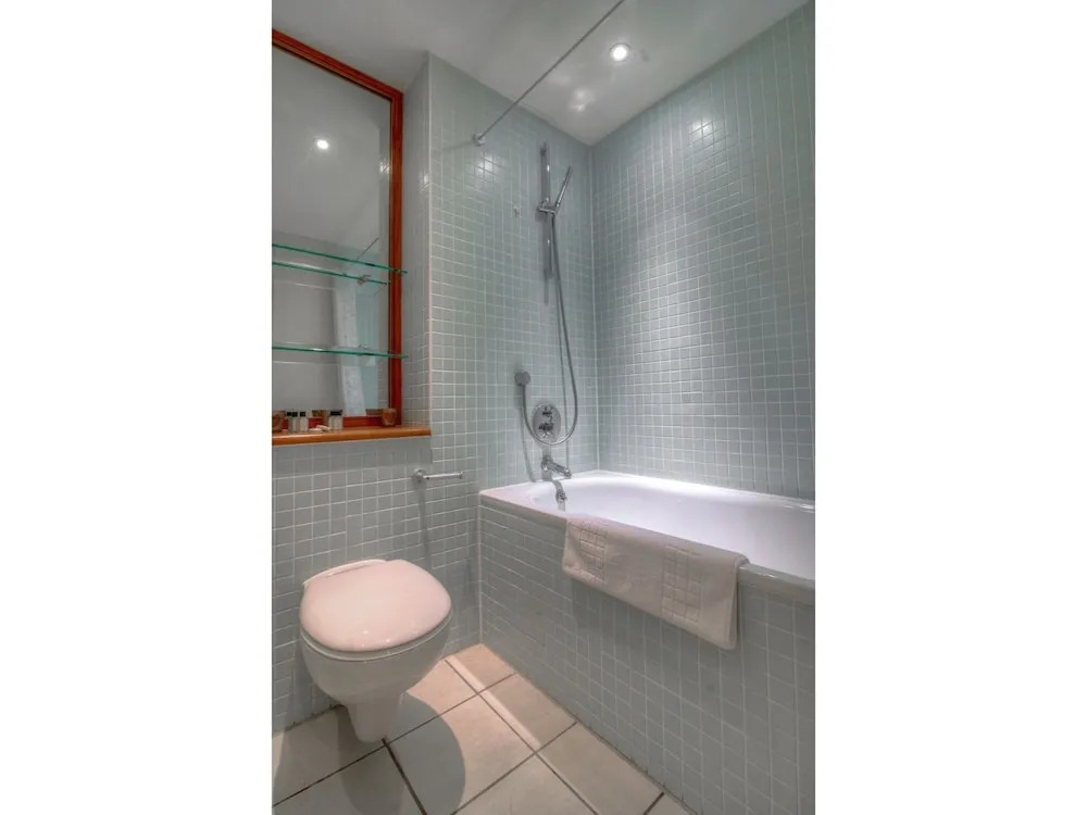 Modern, Spacious 1BR Central Manchester Flat for 4