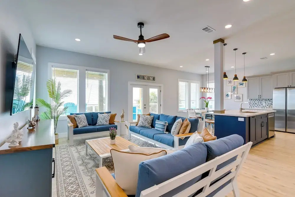 Steps to Beach: Vibrant House in Galveston!