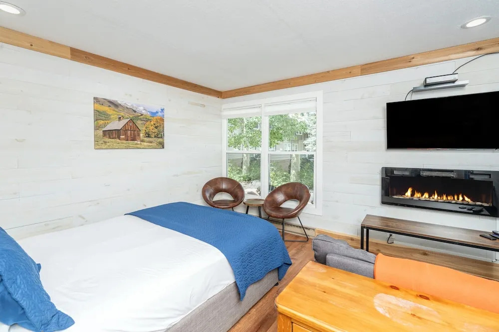 Mountainside Inn 310 1 Bedroom Hotel Room by Alpine Lodging Telluride