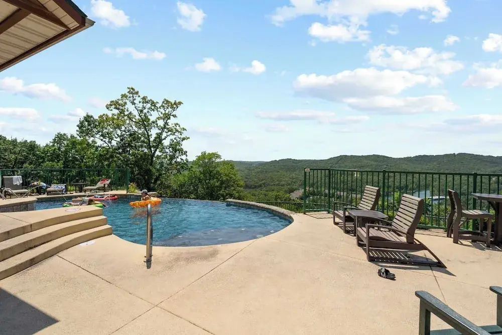 Cliffside Lake Retreat - 2 Bdr, Walk to Table Rock