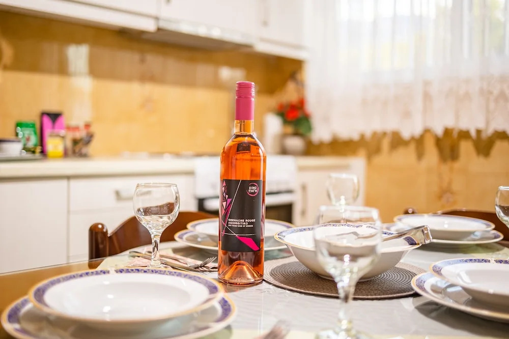 Seaside Family Haven - Avia's Spacious Getaway