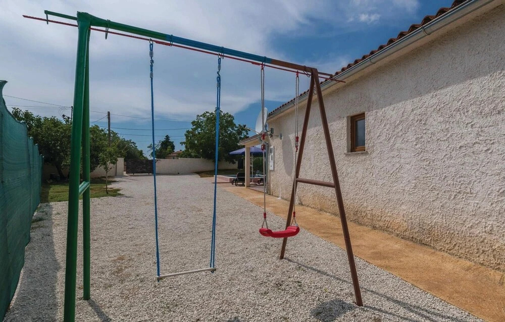 Three-Bedroom Holiday Home In Divsici