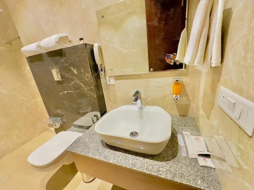 Hotel Sukh Farm 5-minute drive to Banasar Bagh