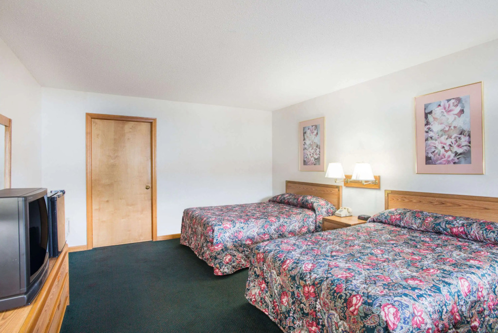 Travelodge by Wyndham Lake George NY