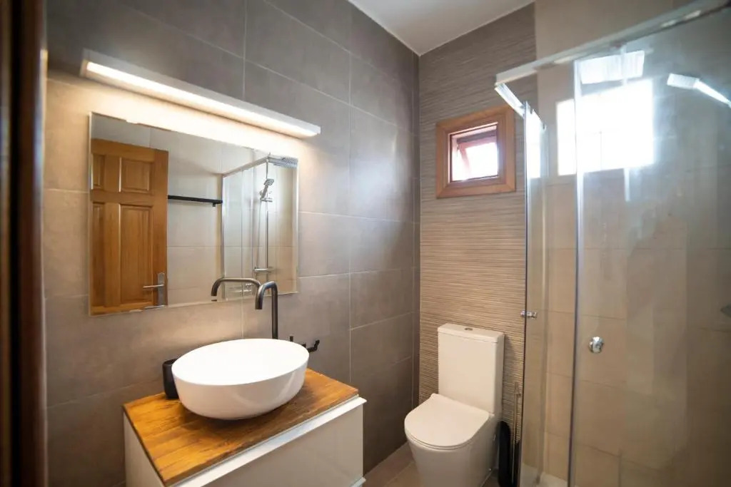 6 Bedroom Luxury Villa 300m from the water front