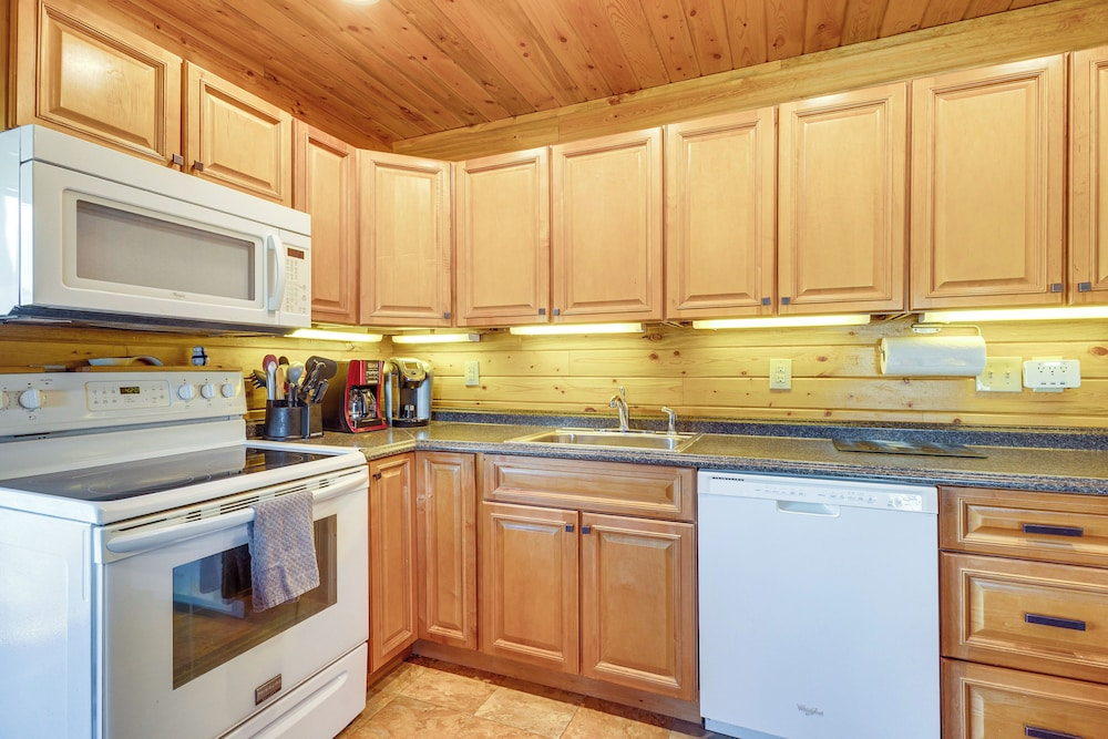 Pool & Hot Tub Access at Top-floor Granby Getaway!